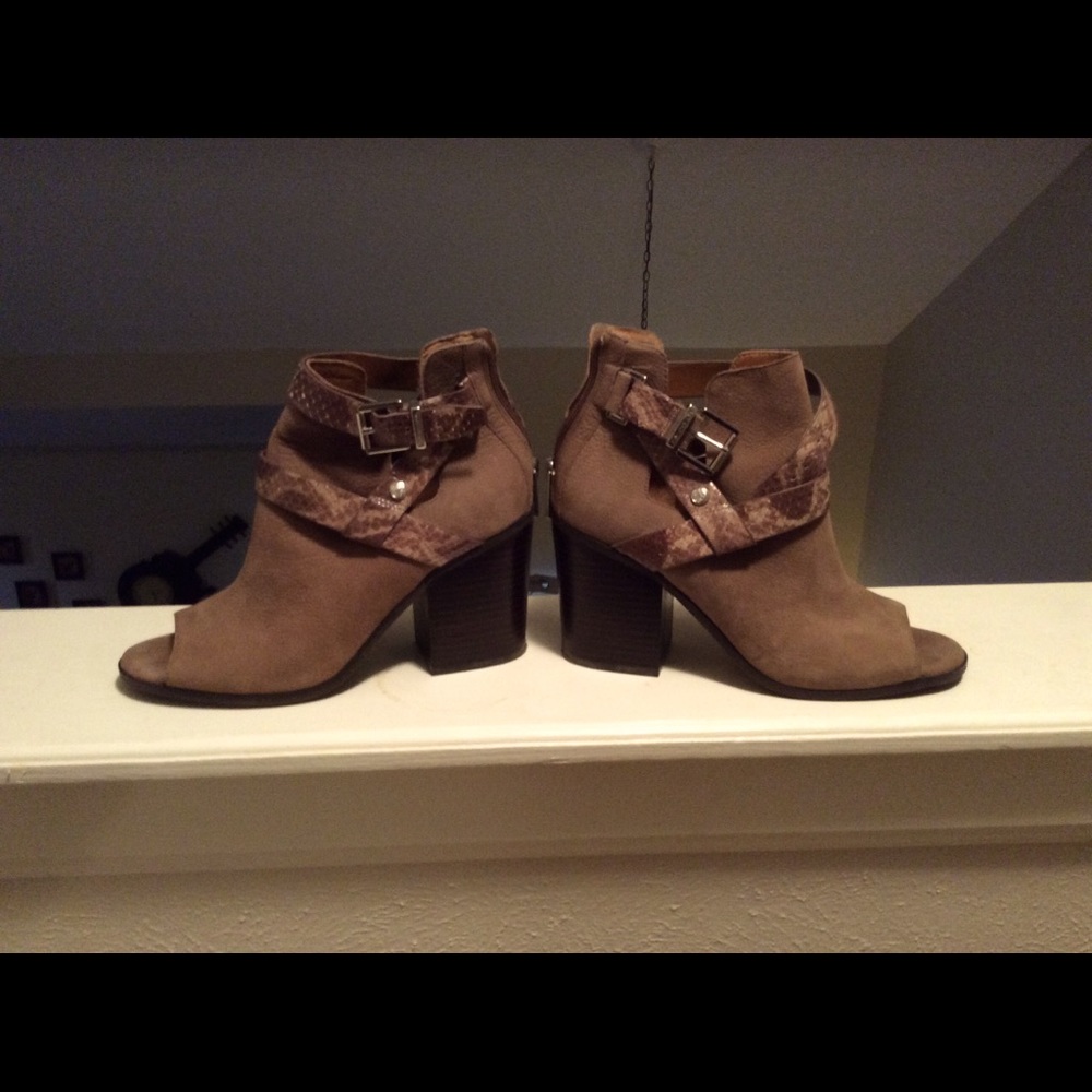 Arturo Chiang booties size 7